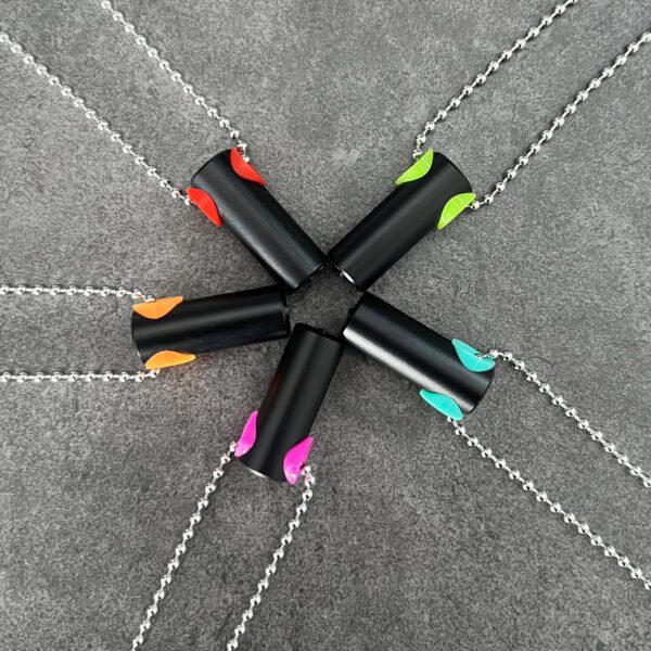 Desfiltradores colgantes negros con detalles de colores y cadenas de acabado plateado