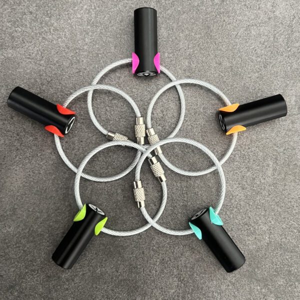Desfiltradores negros con detalles de colores y cable de llavero con cierre roscado