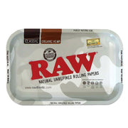 RAW Bandeja Metal Camuflaje Artic Pequeña vista superior con diseño Classic Organic Hemp sobre fondo camuflaje gris