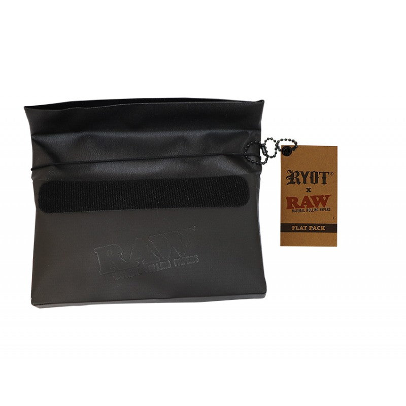 Bolsa RAW por RYOT Flat Pack abierta con banda de cierre y etiqueta
