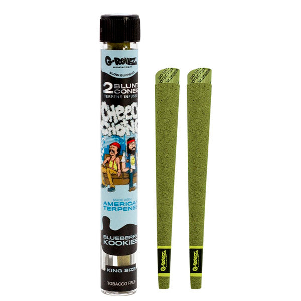 Tubo G-Rollz Cheech & Chong Blueberry Cookies junto a dos conos verdes King Size