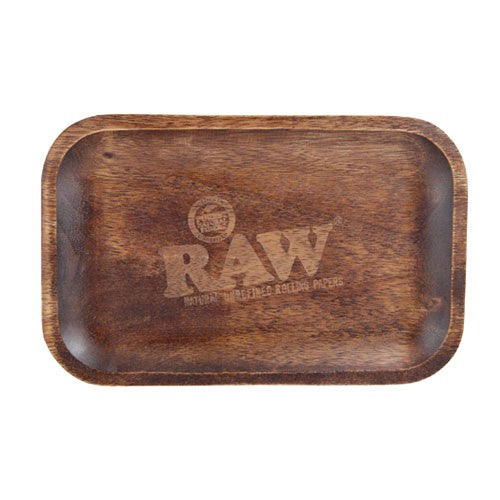RAW Bandeja Madera vista superior con logo RAW grabado en madera oscura